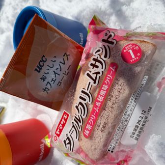 デザートは珍しくダブルサンド。スポンジ生地が美味しい。