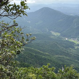 スタート地点の竜岩自然の家と大根地山