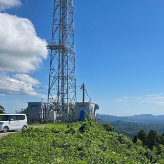 アクセス道が狭く軽自動車🚙路駐出来そうな場所を探しながら勢いよくビューンと山頂まで上がってしまった。お陰で超簡単に一座ゲット😅
遠くには寝たる姿の嵩・和久羅山。