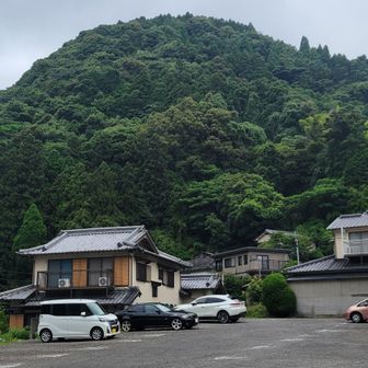 結構ボロボロになりながら道路に出てこれました・・・
道が不鮮明って言うか、無い(笑)

そしてこの駐車場がラストピーク？😅