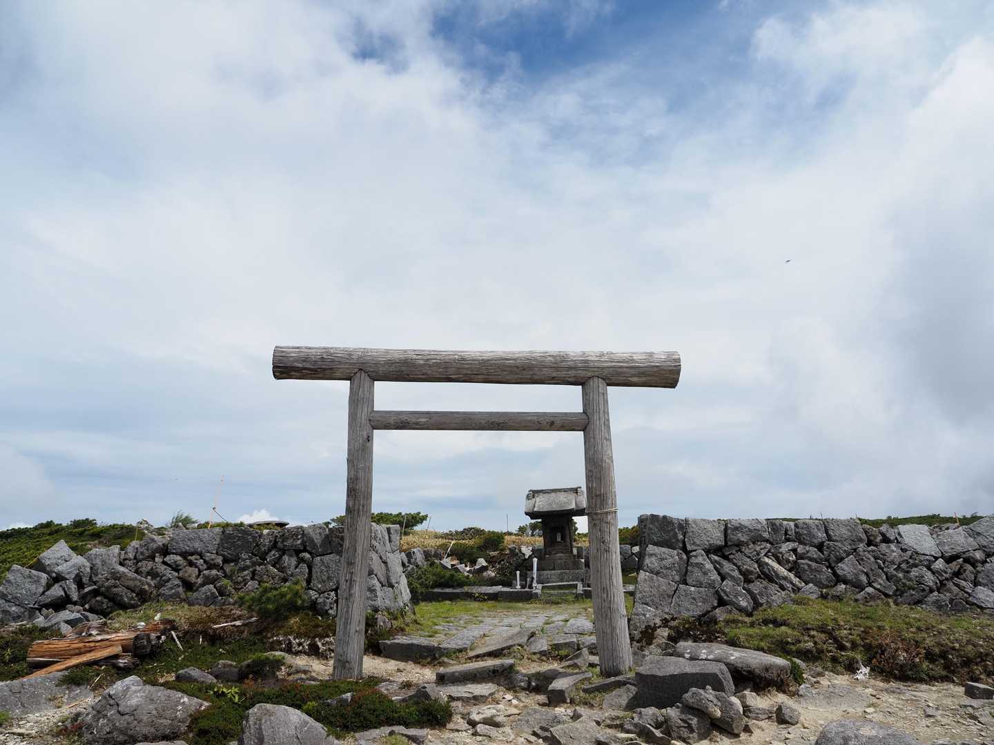 赤坂峠から最短で天空のパノラマへ。ツツジと太平洋を望む五葉山の定番の写真