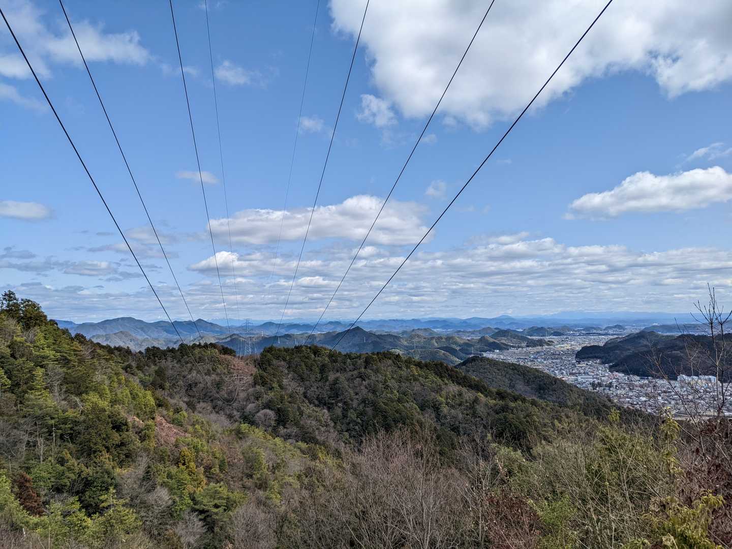 鉄塔の足元で突然視界が開けます