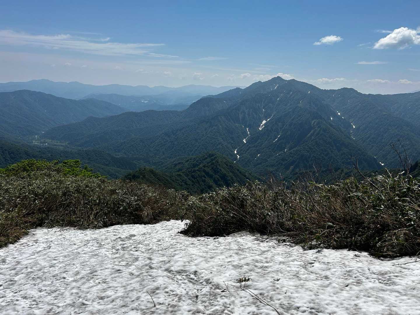 残雪と前に見えるのは、荒沢岳⛰️