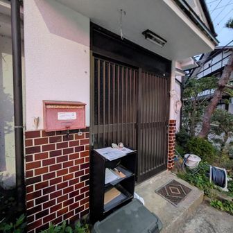 🅿️から少し集落内方面へ🚶...左手の民家？のような軒下に無人の受付場所がありました🧐

🅿️料金の支払い方法は、①受付用紙に自分の車のナンバーと受付番号を記載してポストへ投函→②ラミネートされた受付番号の札を自分の車のフロントの目立つ所に置いて→③下山後に料金（千円/日）と受付番号の札を（ここに用意されている）封筒に入れてポストへ投函する仕組みです📬