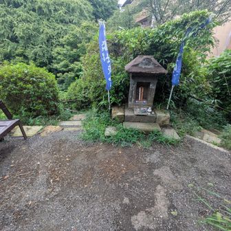 山頂　なんかスッゲェ疲れた

一休みしたいけど飲食物何にも持って来なかったんですぐに下山

　心はﾙﾝﾙﾝ　　　🦶
　　　　　　🦶「
　　　　🦶「
　　🦶「
🦶「　体はｾﾞｲｾﾞｲ