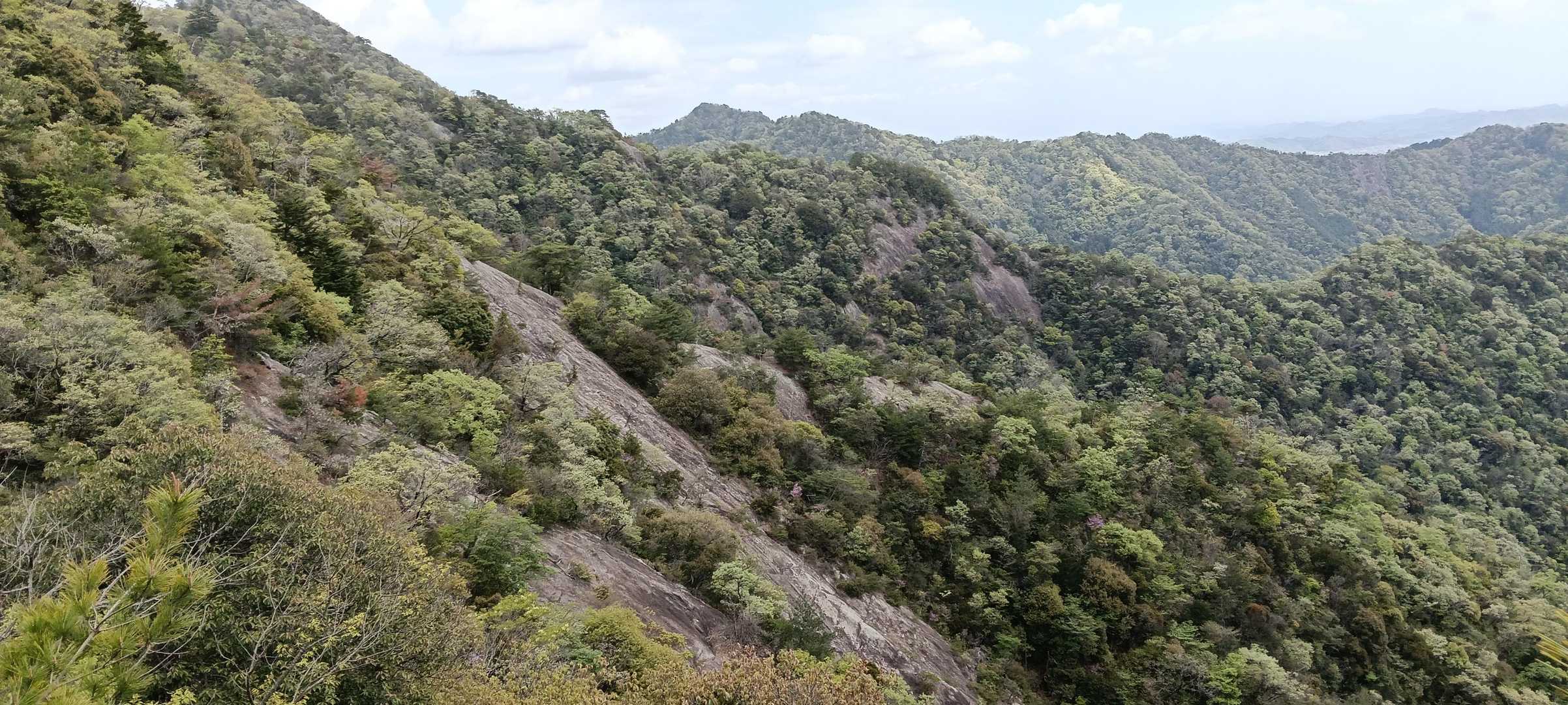 荒々しい岩峰。