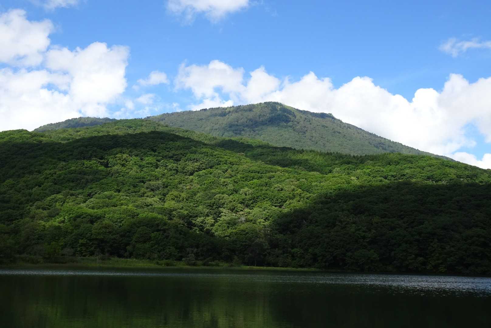 古池越しの黒姫山！すっかり、雲もとれて、後続者を羨やみます。