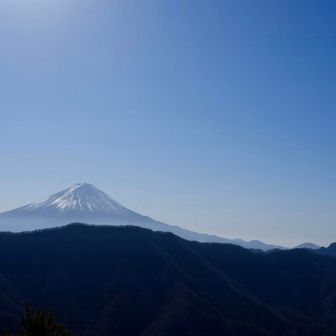 こちらは御坂山塊越しの富士山