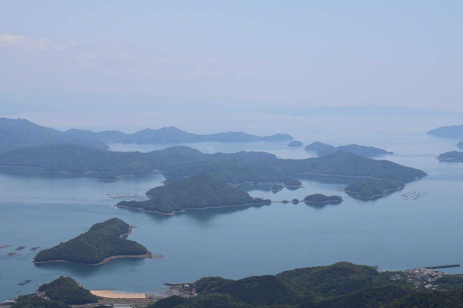 霞んでるから
海に浮かんでる様な島々。。✨
