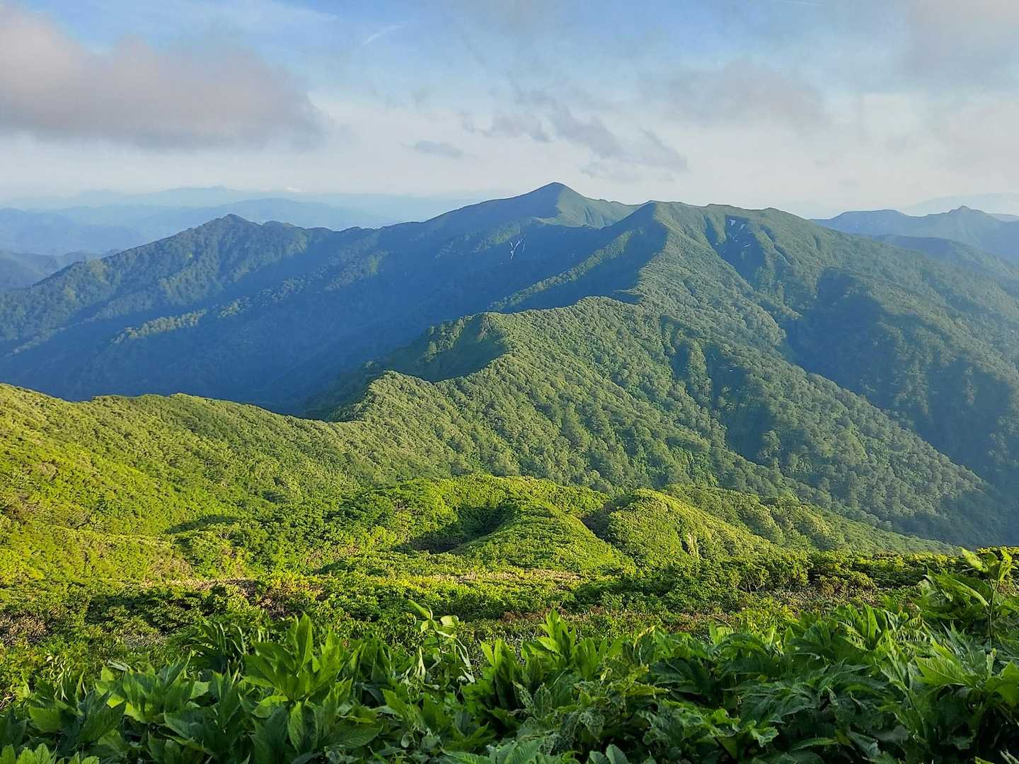 一通り飲み終えてお外に出たら…　山の神様から👀差し入れの絶景🤩　明日歩くウネウネの先にツンと尖った小又山✨　頑張った以上に得られたものが大っきいね🤗
外の風音を子守唄におやすみなさぁい(-_-)zzz
