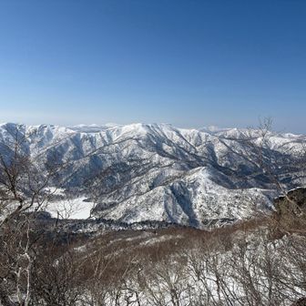 オコタンペ湖！恵庭岳の登山道（特に上部）から見下ろすあの**「神秘のエメラルドグリーン」雪で白す