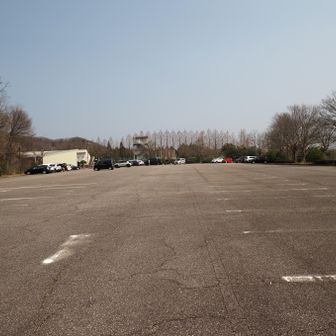 中々視程が改善しないので、雨晴海岸を離れ二上山登山口へ。

城光寺公園駐車場。
土曜日でもガラガラ。

公園利用者がほとんどのようでした。