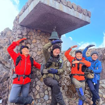 　みんなで〜　これも〜　お決まり〜🤭
　で〜　無事くじゅう歩き納め　お終い
　来年こそは　１７しなきゃ〜　😅
　ありがとうございました🙇‍♀️
　明日は由布岳捜索に　٩( 'ω' )و
　見つかるかなぁ〜　🙏