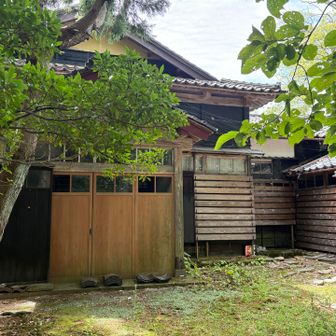 門の奥は古い神社かな？