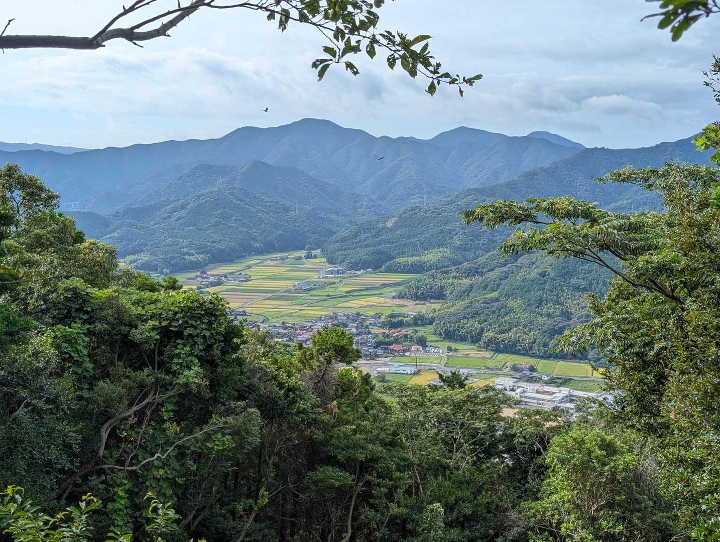 美祢方面は田園風景が眼下に拡がる