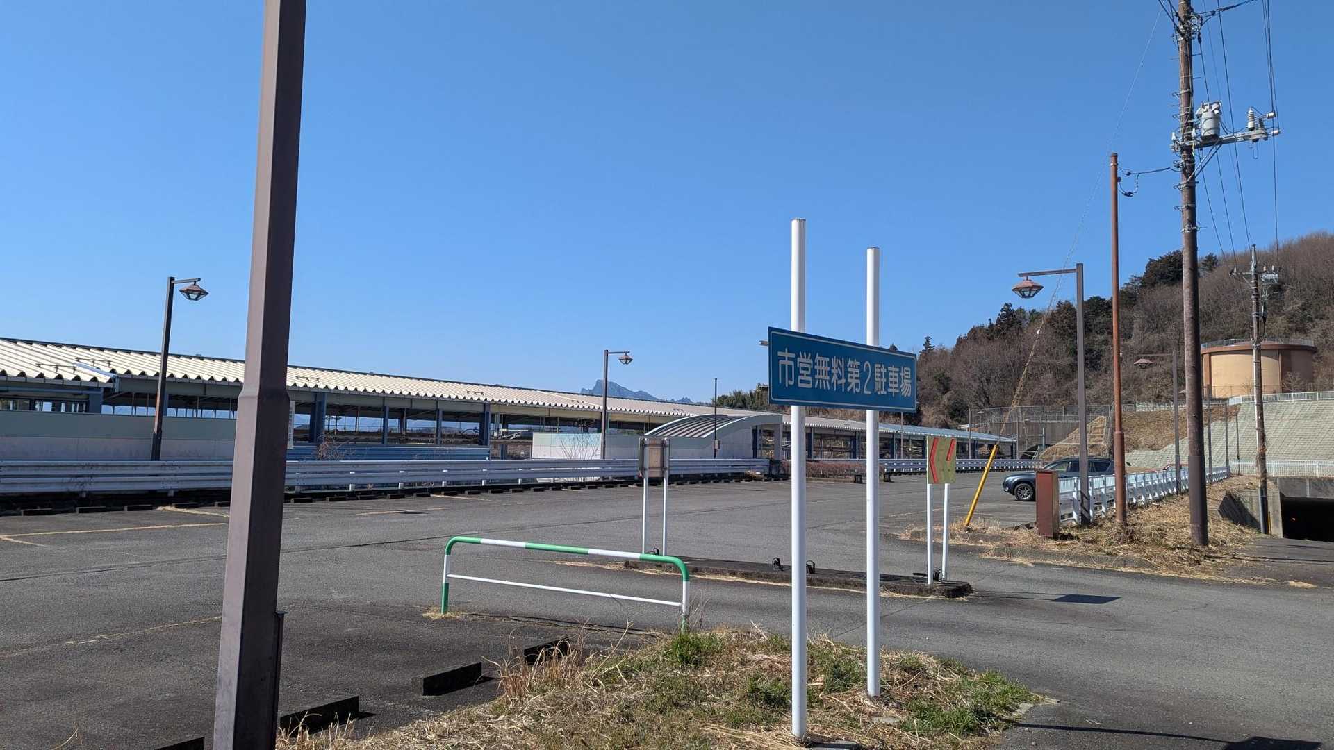 トンネルを抜けるとそこは市営無料第2駐車場。お山目的ならこちらの駐車場推奨かな🚗