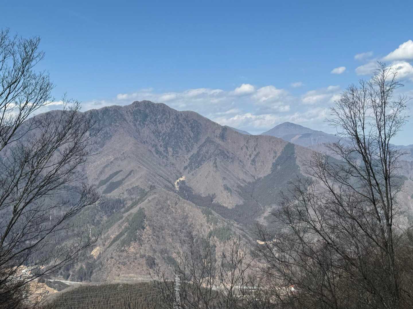 滝子山　後ろは雲取山