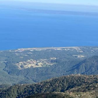 空港と種子島。こっち山ばっかりなのにあっちほんと平なんだな、と。