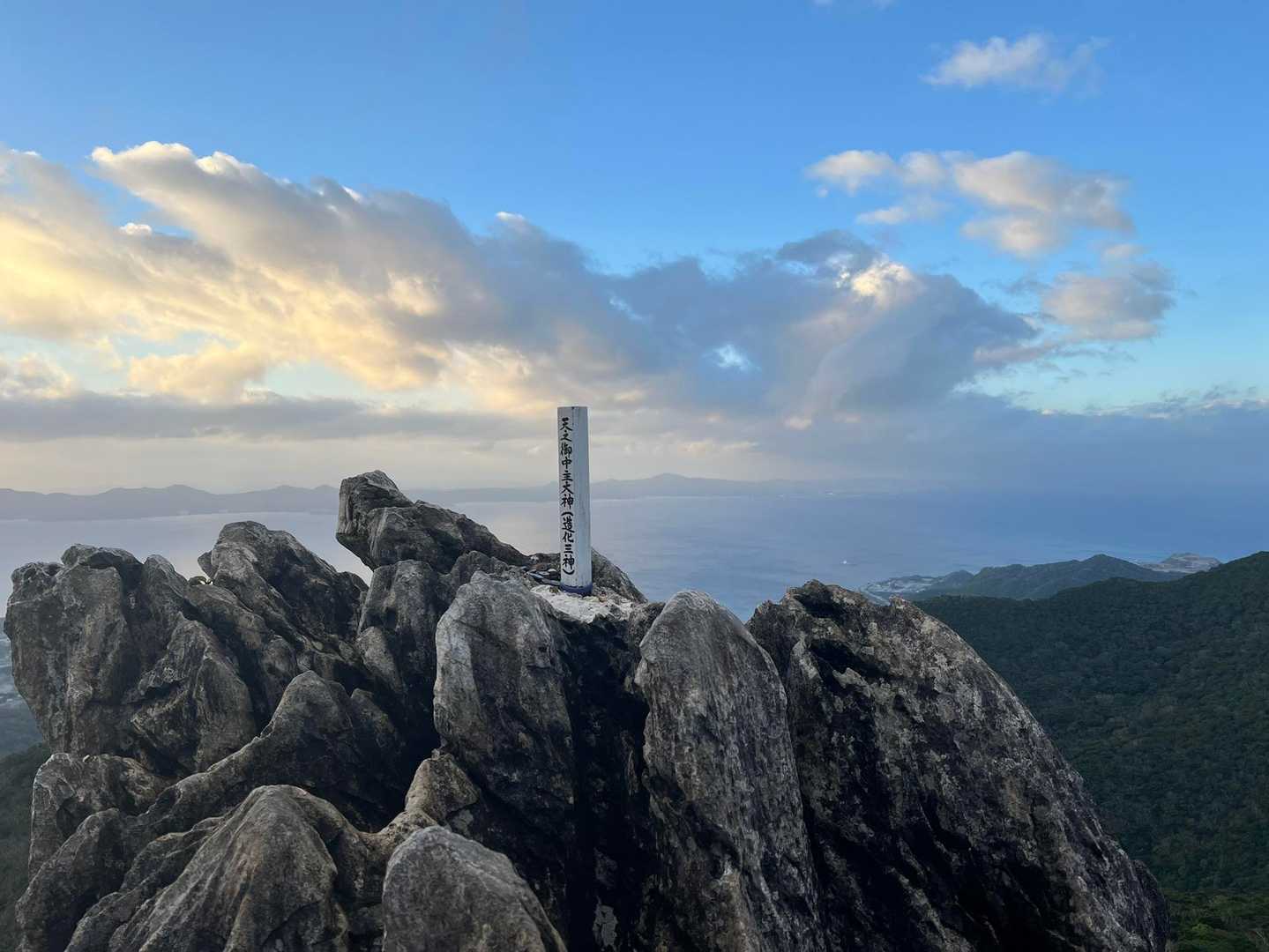 山頂は岩の楽園と絶景！嘉津宇岳の写真