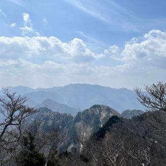 八経ヶ岳方面
歩いてきた山々と行者還岳も見える