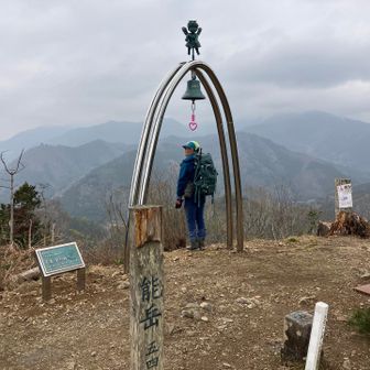 山頂には、多分コレも最近設置したんだろう、“愛の鐘”🔔
似合わないオッサンが立ってる🤭