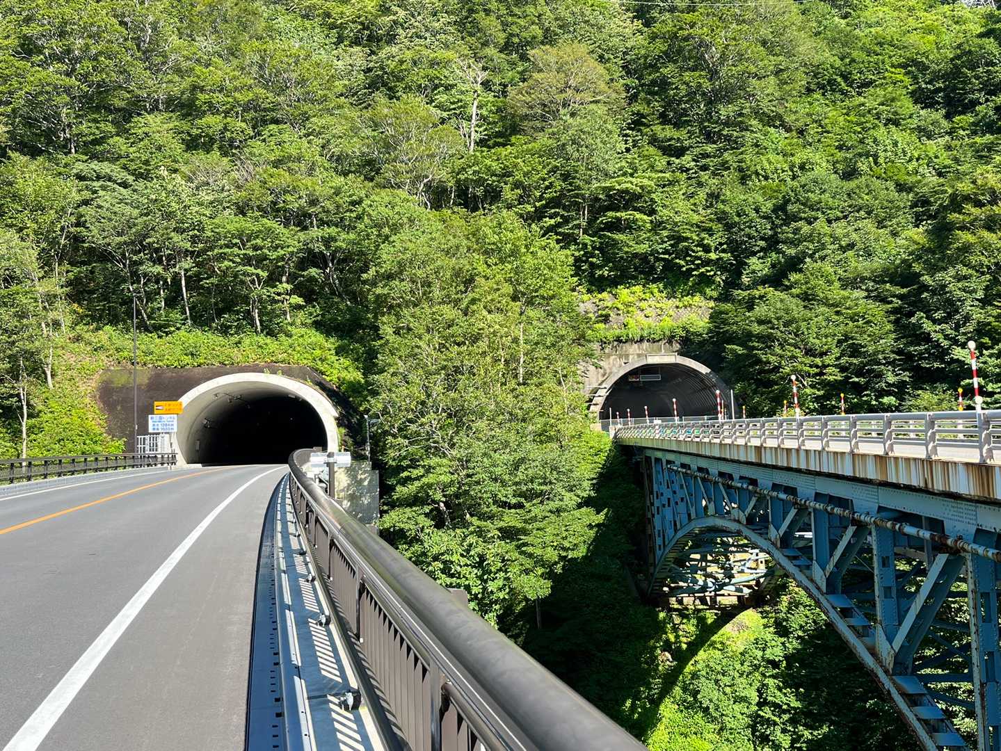 新しいトンネルをちょっと入った右に穴あり