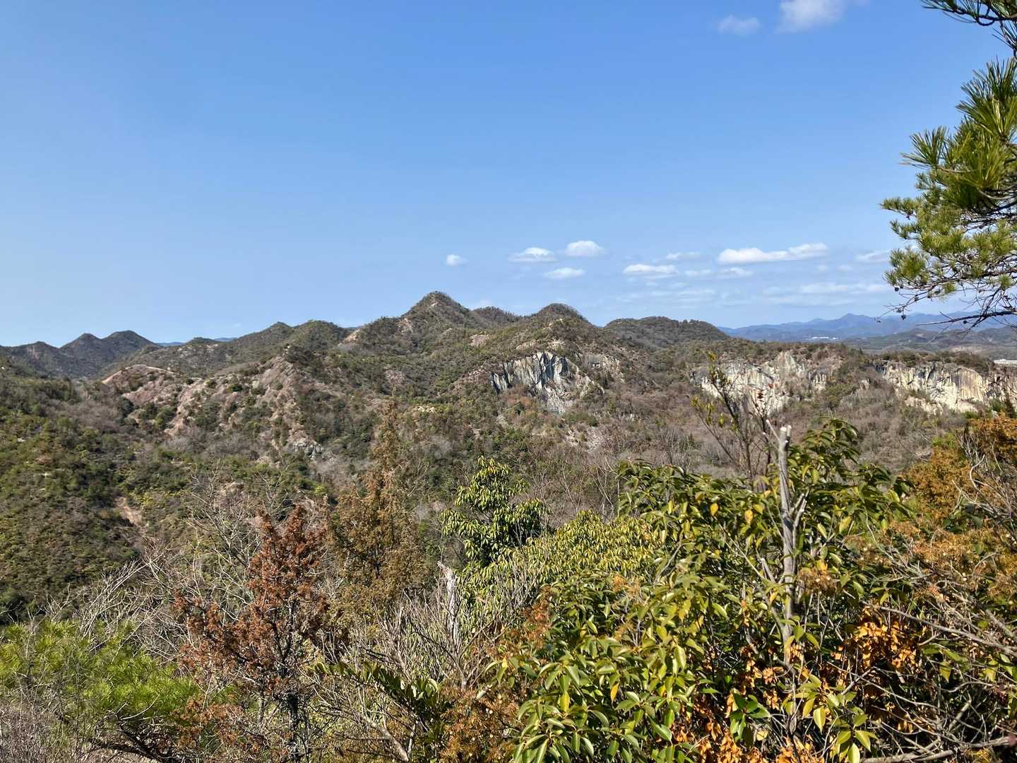 低山とは思えない山々
