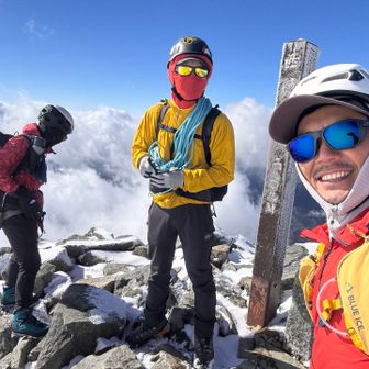 下山は危険箇所も何箇所かあったからロープ出して行きます🪢
ニセガイド崩れと同行したネパール人シェルパに言われております…😤
もうそれってニセガイドにすらなれてないじゃん🤣
ちなみにロープはシェルパさんが担いできてくれました。だってシェルパなんだもん😚🎵