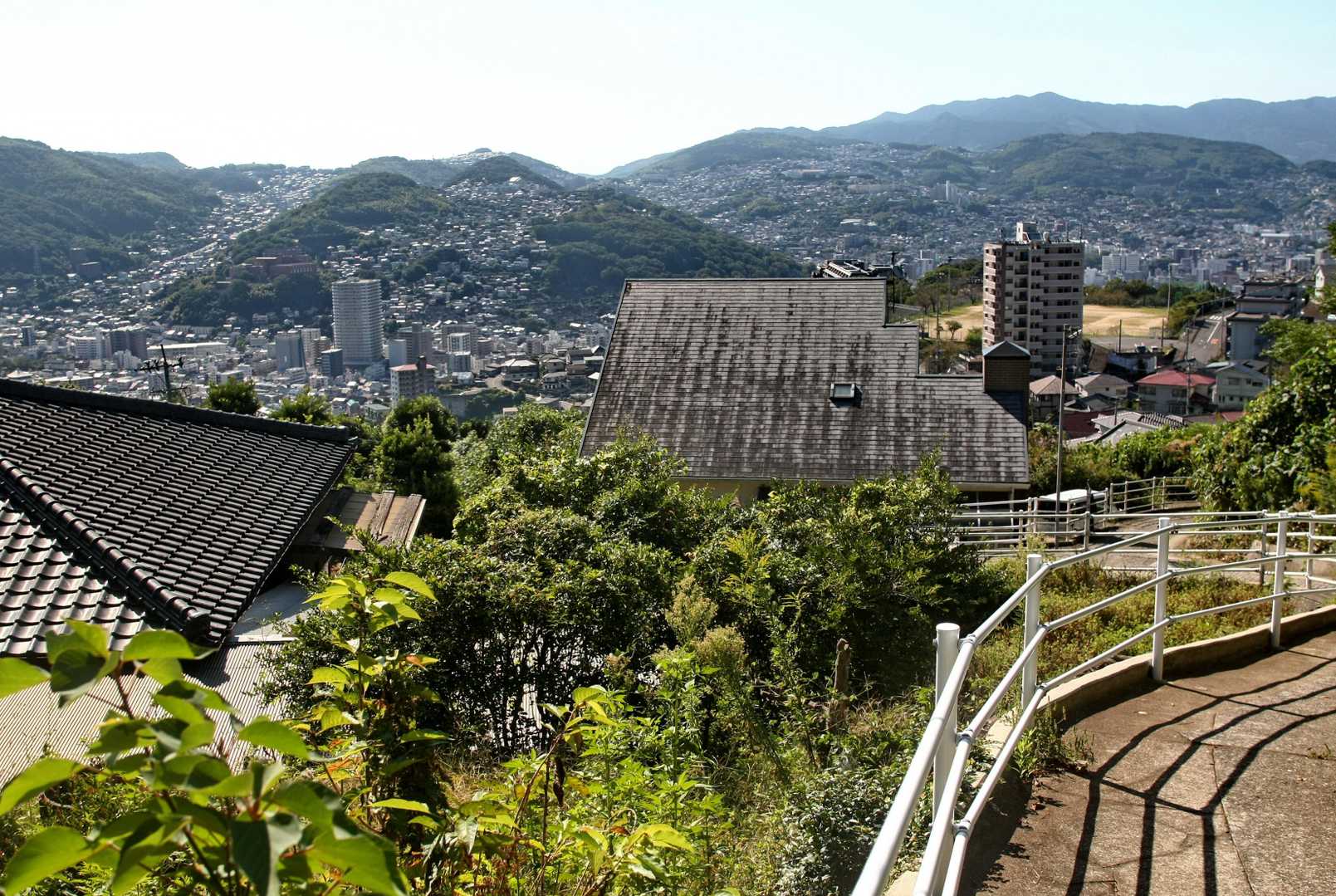 振り返ると長崎の住宅事情…平地が少ないので山の上まで家があります🏡🏡🏡車が入らない場所が多く、あっても離れているのが多い不便な長崎事情です💦ウチは平地で駐車場もあり助かっています。