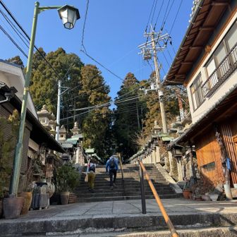 今日はやけに暖かいこともあり、登るひとも下るひとも多い気がします