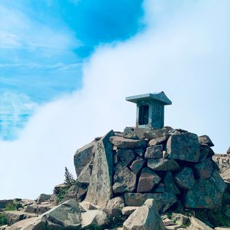 山頂の御神体の佇まい❕