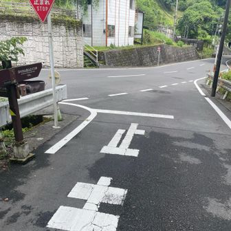 バス通りに出ます。左折してつるつる温泉にも向かいます。