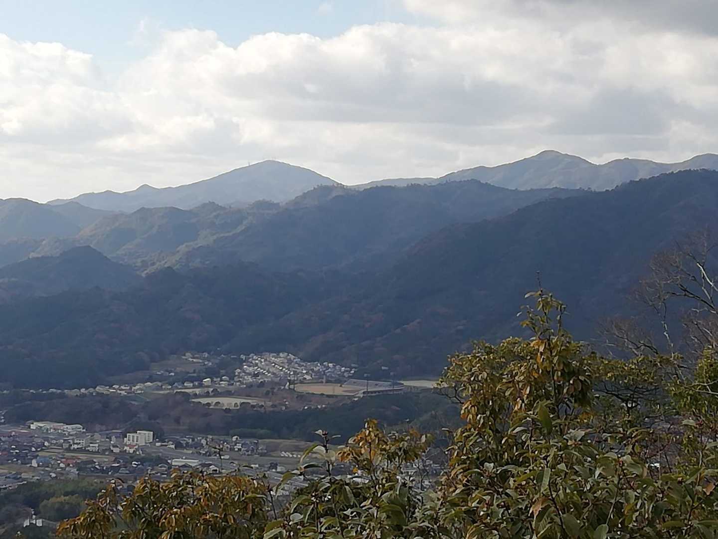 西鳳翩山、東鳳翩山。西京スタジアム。