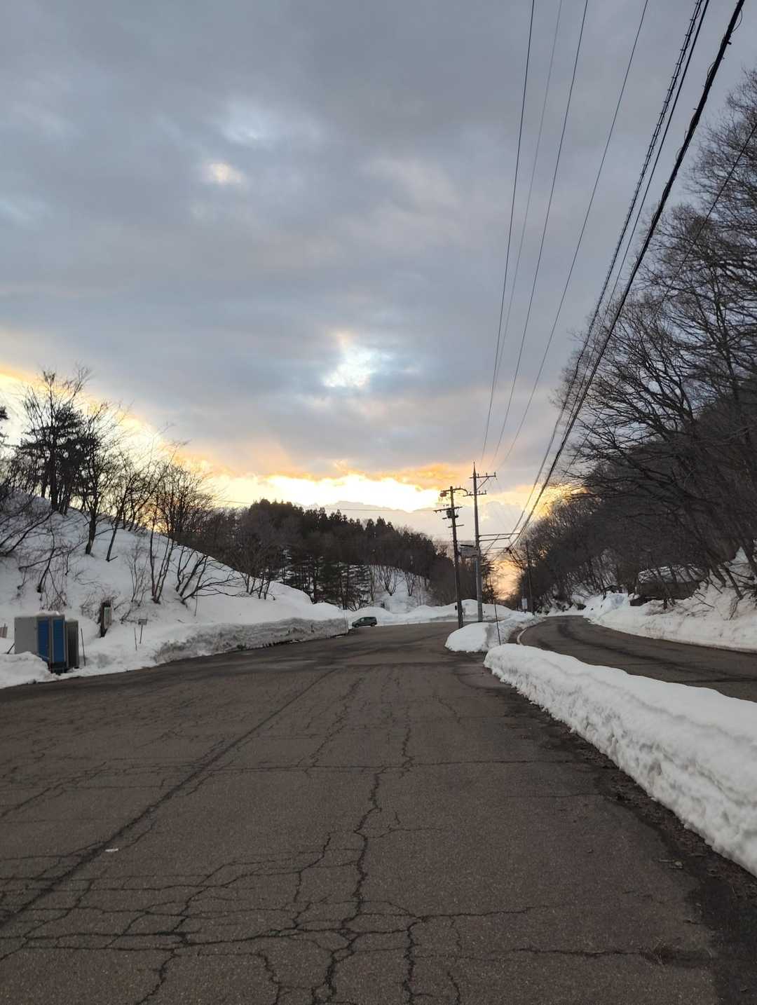 スキー場駐車場にポツンと1台🚙