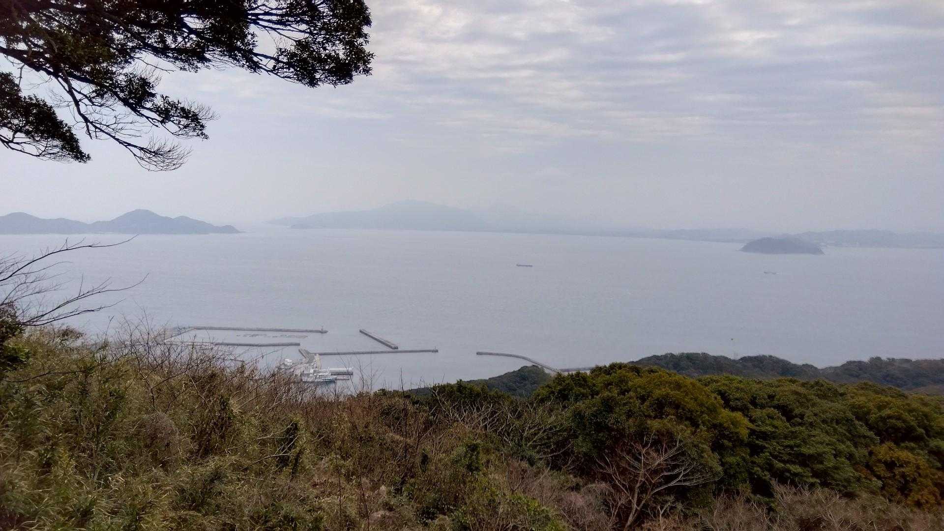結構な坂で、御嶽の展望所に着きました。
今日は花粉やその他で霞んでいて沖ノ島は全く見えませんが、広く港を見渡せました。