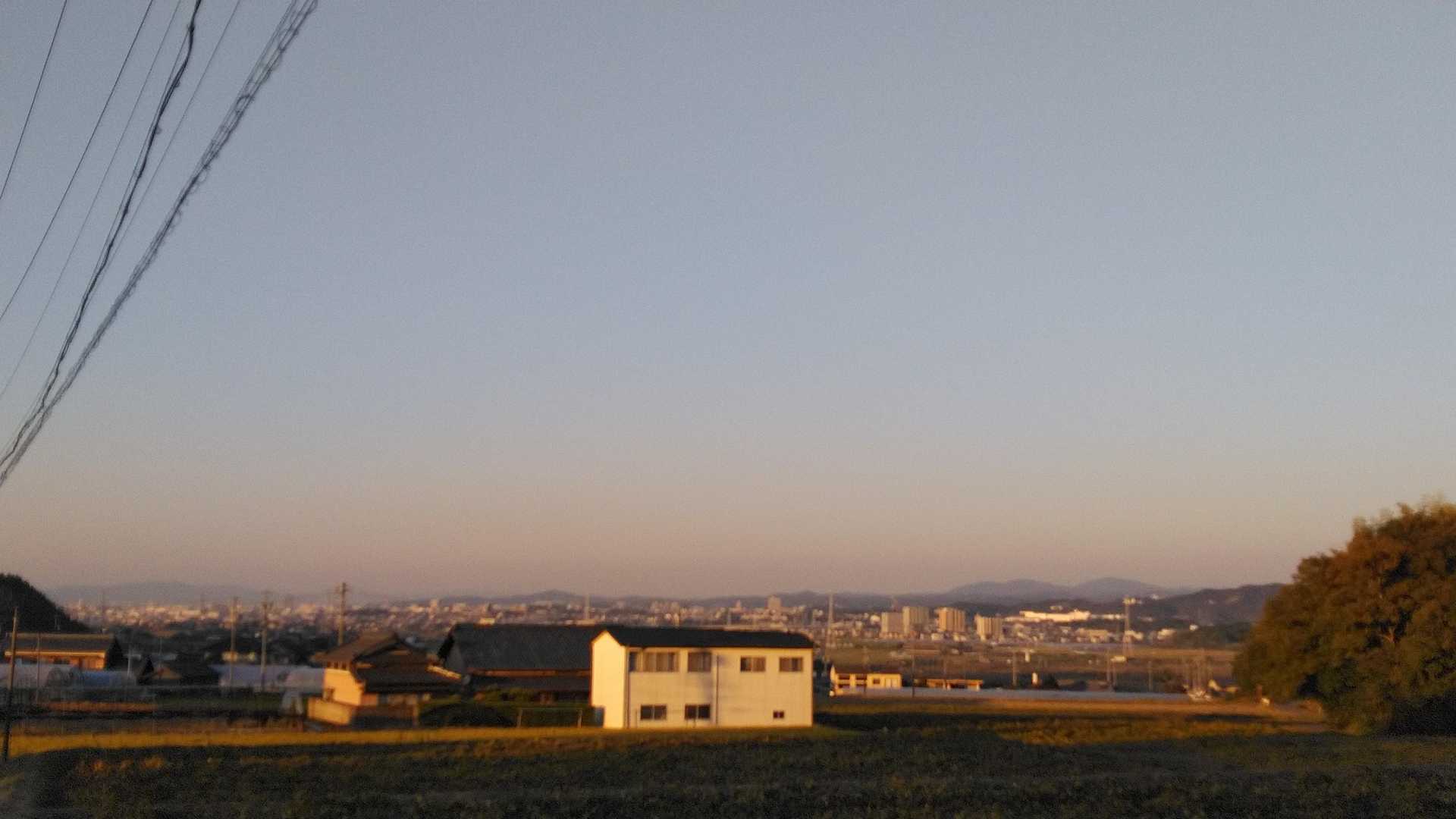 麓まで下りました。
左から猿投山、中央に村積山、右に六所山と焙烙山が見えました。おつかれさんでした。