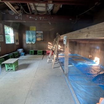 某氏は避難小屋に一人でビバークしたらしいので、中を覗いてみる。結構綺麗。ネズミと目が合ったと言ってたが‥