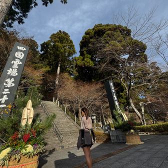 黒門から本堂へ