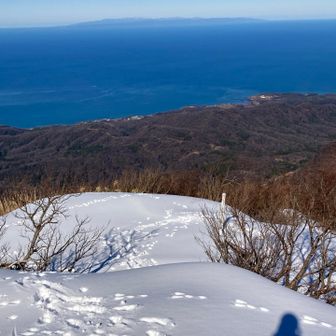 山頂は360度絶景パノラマ。先ずは佐渡ヶ島。
吉尾登山口からのトレースが有るが山頂に居た男女ペアが登ってきたのか、後でここを下って行った。