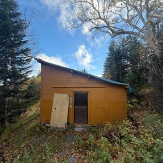 小屋はまだ営業中で
解放してるのは
こちらの百枚小屋