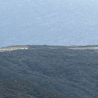 神津島空港も見えました。調布からプロペラ機で45分だそうです。
私は電波が届かなくなる12時間のフェリーが好きです