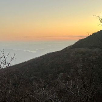 うーむ
山頂の向こう側から
日が登ったようだ😅