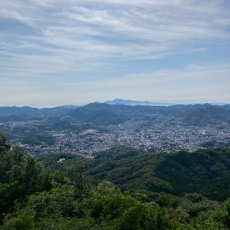 岩屋山頂からの展望。
眼下に長崎市街。奥には雲仙普賢岳が見えます。