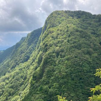 断崖絶壁の展望台です。
少人数なら休憩できるスペースがありますので展望見ながら食事も良いと思います。