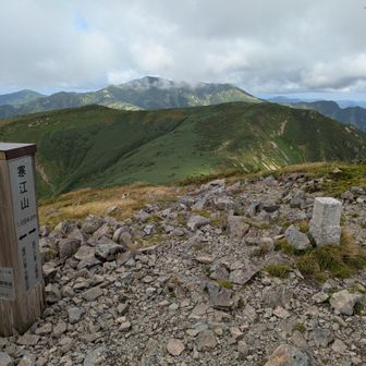 寒江山山頂からの以東岳方面。
まだまだ遠いです