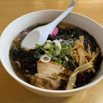 岩のりラーメン。磯の香りのする味でした。
この後フェリーでまた利尻島に戻りました。