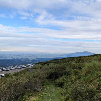 八合目登山口にはすでに多くの車が。
曇ってはいましたが青空も。
鳥海山もよく見えました。
気温は15℃くらいで肌寒かったです。
防寒具はあった方が気が楽です。