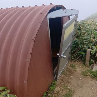 2日目、一ノ倉岳避難小屋。
ドアは壊れていますね(一応閉まります)。