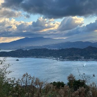 もう一枚。奥に見える高い山は石鎚山だろうか？