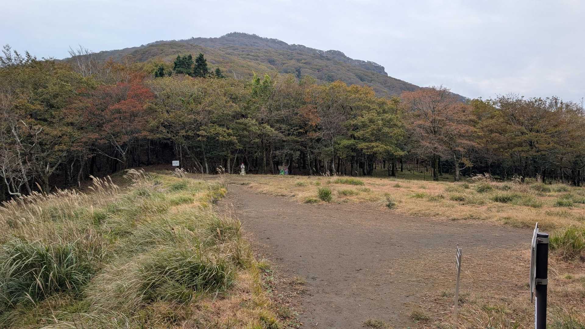 国観峠　近そうでなかなか到着できなかった
あそこが祖母山頂